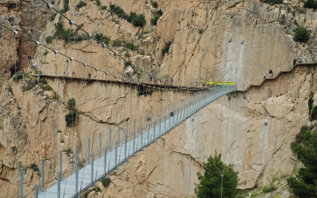 Pruebas de carga dinámica de la nueva pasarela colgante en Caminito del Rey.